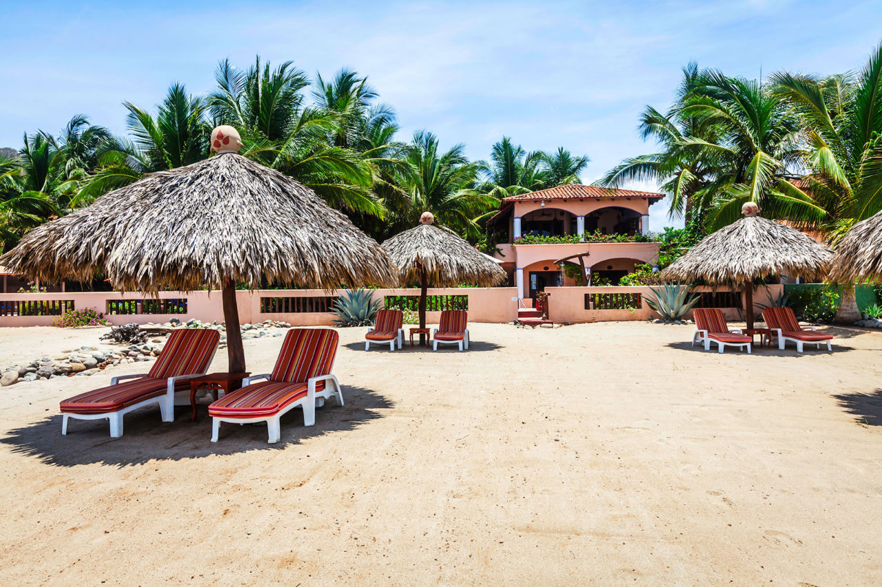 Casa de La Sirena con palapas en Playa Troncones